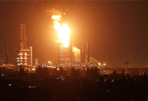上海浦東新區的高橋煉油廠發生爆炸并引發火災
