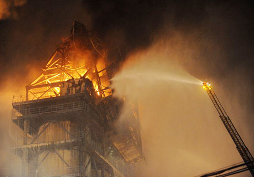 上海浦東新區的高橋煉油廠發生爆炸并引發火災