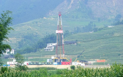 �(y��)�r��